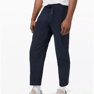 Mens relaxed fit belted stretch pant